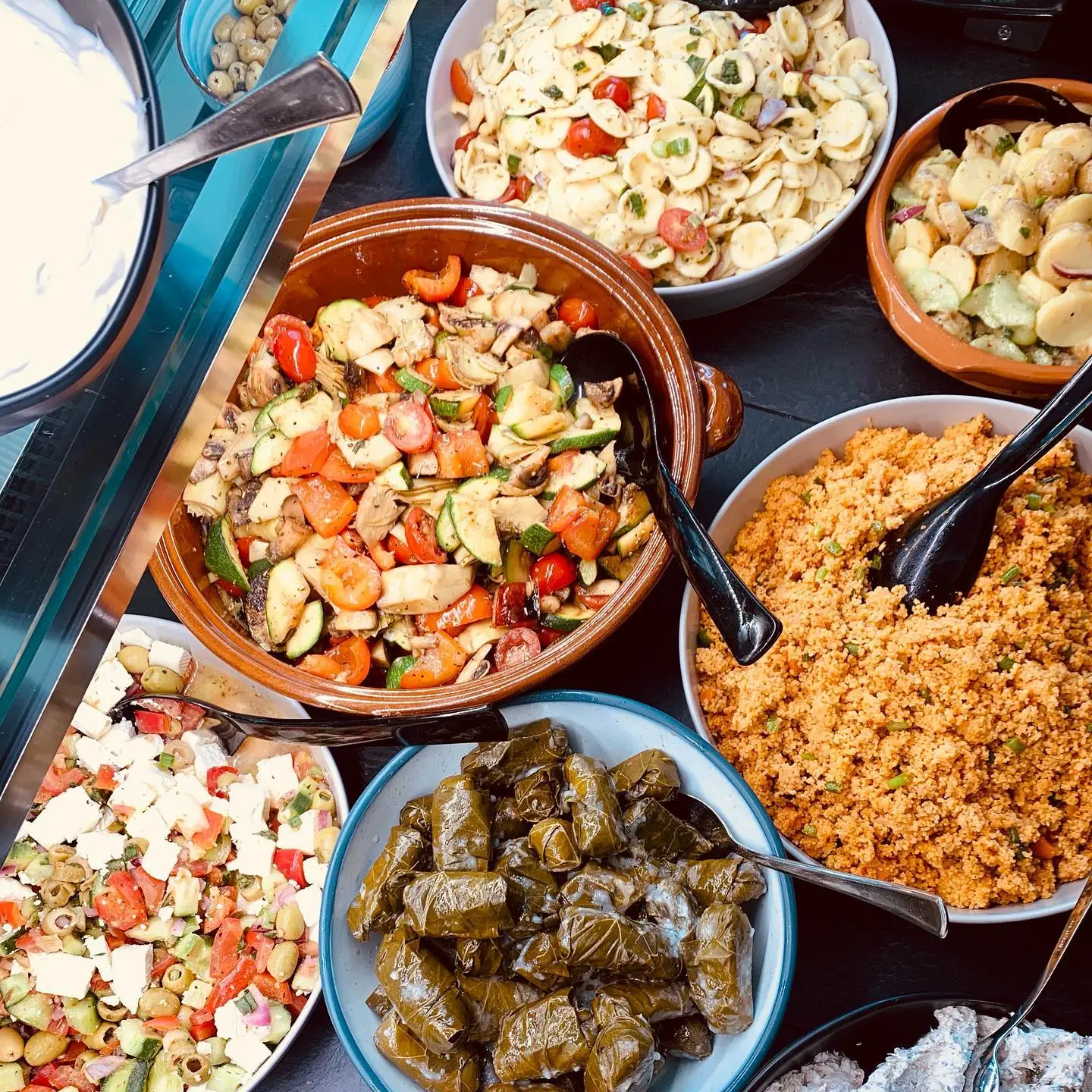 Hausgemachte Salate und Antipasti aus der Theke von Tante Tina